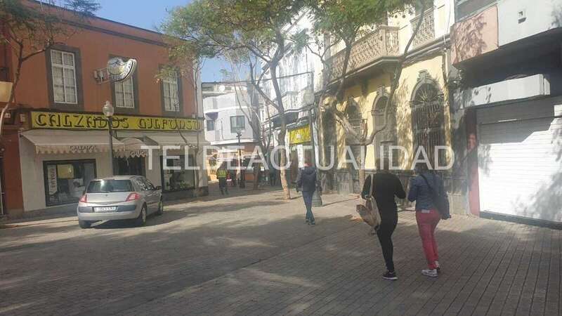 Varios indicativos de la Policía Nacional este viernes en la plaza de San Gregorio tras la agresión / TA